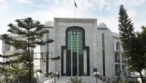 وفاقی آئینی عدالت نے مقررہ مدت کے اندر فیصلہ نہ سنانا قانون کی خلاف ورزی قرار دے دیا