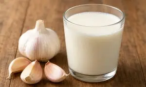 کیا کمر درد رات کو سونے نہیں دیتا؟ لہسن والا دودھ آزمائیں