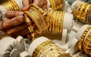 Gold prices dip in Pakistan amid global market loss