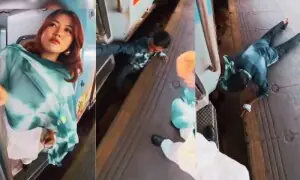 'راہل صحیح وقت پر آ گیا' نوجوان نے دوپٹہ اٹھانے کے لیے ریلوے ٹریک پر چھلانگ لگا دی، ویڈیو وائرل