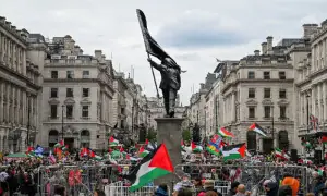 Tens of thousands march in London in separate immigration, pro‑Palestinian protests