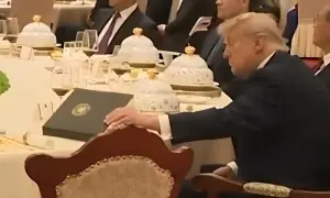 ڈونلڈ ٹرمپ کی شی جن پنگ کی نوٹ بک میں جھانکنے کی حقیقت کیا ہے؟