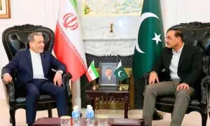 فیلڈ مارشل اور عباس عراقچی کی رات گئے اہم بیٹھک، امریکا ایران جنگ رکوانے کے لیے بات چیت