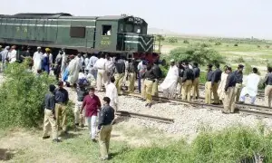 کوئٹہ میں خودکش دھماکا اور شدید فائرنگ، ٹرین پٹڑی سے اُتر گئی