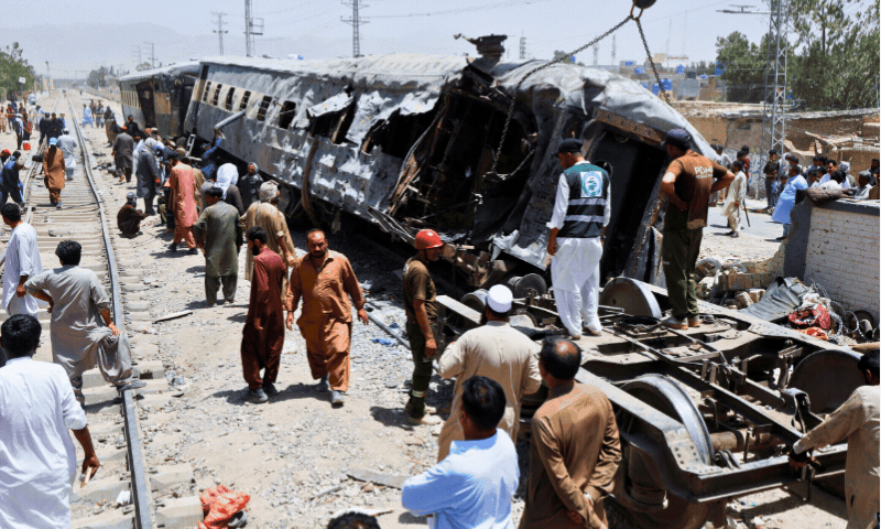 کوئٹہ: ٹرین خودکش دھماکے کی زد میں آگئی، 16 افراد جاں بحق، 30 زخمی