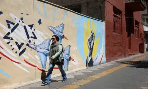 Iran and US trade air strikes after Trump dismisses report of Hormuz deal