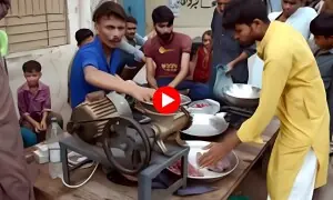 شہری گوشت لے کر دکانوں پر پہنچ گئے