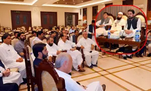 پی ٹی آئی خیبرپختونخوا میں اختلافات کھل کر سامنے آ گئے: واٹس ایپ گروپ میں تلخ کلامی کے بعد ارکان اجلاس سے غائب