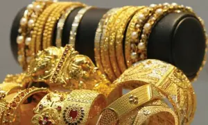Gold prices plunge as per tola rate drops Rs8,600
