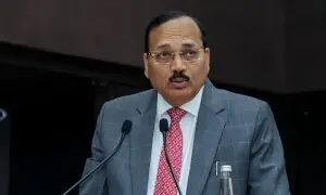 نوجوانوں کو کاکروچ قرار دینے والے بھارتی چیف جسٹس کو برطانیہ میں شرمندگی کا سامنا