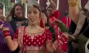 بارات میں دلہن کی ناچتے ہوئے انٹری، دولہا کے باپ نے شادی ختم کردی: ویڈیو وائرل بارات میں دلہن کی ناچتے ہوئے انٹری، دولہا کے باپ نے شادی ختم کردی: ویڈیو وائرل