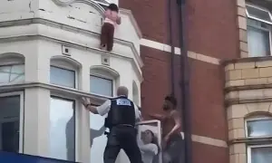 کرکٹ کے شوق نے معصوم بچی کی جان بچا لی کرکٹ کے شوق نے معصوم بچی کی جان بچا لی