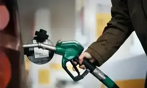 پیٹرولیم مصنوعات کی قیمتوں میں 100 روپے تک کمی کا امکان