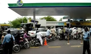حکومت کا پیٹرول 74، ڈیزل 67 روپے فی لیٹر سستا کرنے کا اعلان