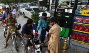 حکومت نے پیٹرول 74 اور ڈیزل 67 روپے فی لیٹر سستا کردیا، نوٹیفکیشن جاری