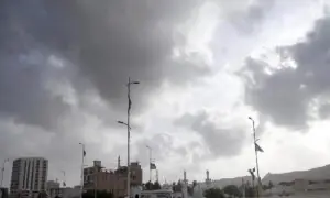 Karachi to remain hot and humid, light drizzle likely tonight