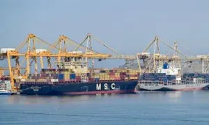 عمان کے ساحلی علاقے میں کارگو بحری جہاز پر پروجیکٹائل حملہ