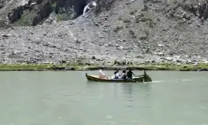 سوات: سیاحوں سے بھری کشتی الٹنے سے ایک ہی خاندان کے 7 افراد جاں بحق سوات: سیاحوں سے بھری کشتی الٹنے سے ایک ہی خاندان کے 7 افراد جاں بحق