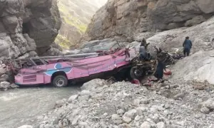 بلوچستان بس حادثہ: کوچ کمپنی کے خلاف مقدمہ درج، کوئٹہ میں دفاتر سیل