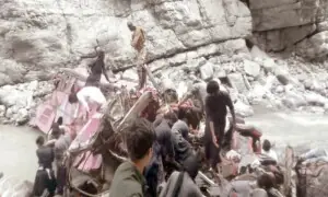 بلوچستان بس حادثہ: کوچ کمپنی کے خلاف مقدمہ درج، کوئٹہ میں دفاتر سیل