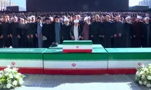 ایران کے سابق سپریم لیڈر آیت اللہ خامنہ ای اور ان کے اہلِ خانہ کی نماز جنازہ ادا کر دی گئی