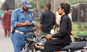 لاہور: ہیلمٹ نہ پہننے والوں کی موٹرسائیکلیں بند کرنے کا فیصلہ