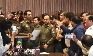 غیر ملکی خواتین اغوا کیس: ڈی آئی جی فیصل کامران اور صحافیوں میں سخت نوک جھونک غیر ملکی خواتین اغوا کیس: ڈی آئی جی فیصل کامران اور صحافیوں میں سخت نوک جھونک