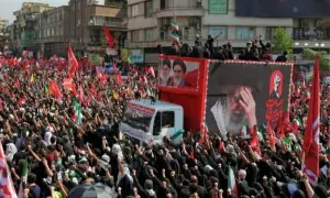 آیت اللہ خامنہ ای کی میت کا جلوس قُم کی جانب روانہ، لاکھوں سوگواروں کا سمندر آیت اللہ خامنہ ای کی میت کا جلوس قُم کی جانب روانہ، لاکھوں سوگواروں کا سمندر