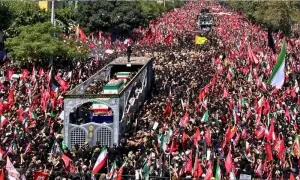 آیت اللہ خامنہ ای کی میت کا جلوس قُم کی جانب رواں دواں، لاکھوں سوگوار شریک