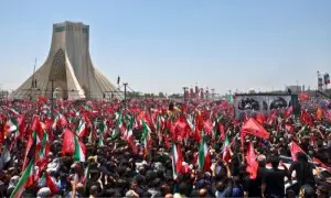 آیت اللہ خامنہ ای کا آخری سفر؛ لاکھوں کا مجمع میت لے کر قُم کی جانب رواں دواں