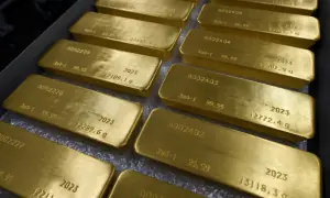 Gold prices decline in local and international markets