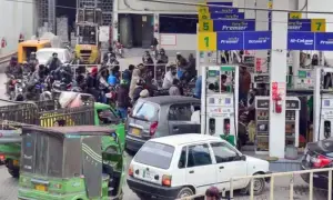 عوام کو بڑا جھٹکا! حکومت نے پیٹرولیم مصنوعات کی قیمتیں بڑھادیں