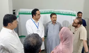 ای سی چلانے پر اسپتال کے سپرنٹینڈنٹ کی معطلی: 'یہ وزیر کہاں تھے جب 11 ارب کا جہاز خریدا تھا'