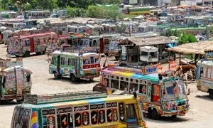 پیٹرول کی قیمتوں میں اضافے کے بعد کرایوں میں اضافہ؛ ٹرانسپورٹرز کی ہڑتال کی دھمکی پیٹرول کی قیمتوں میں اضافے کے بعد کرایوں میں اضافہ؛ ٹرانسپورٹرز کی ہڑتال کی دھمکی