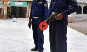 بینکوں کے گارڈز ڈکیتی کیوں نہیں روک پاتے؟ بینکوں کے گارڈز ڈکیتی کیوں نہیں روک پاتے؟
