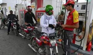 حکومت نے پیٹرول کی قیمت میں معمولی کمی اور ڈیزل مہنگا کر دیا حکومت نے پیٹرول کی قیمت میں معمولی کمی اور ڈیزل مہنگا کر دیا
