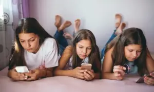 فرانس میں بھی کم عمر بچوں کے سوشل میڈیا استعمال پر پابندی کا قانون منظور