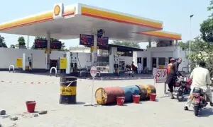ملک گیر ہڑتال کی کال: پٹرول ڈیلرز نے حکومت کے سامنے تین مطالبات رکھ دیے ملک گیر ہڑتال کی کال: پٹرول ڈیلرز نے حکومت کے سامنے تین مطالبات رکھ دیے