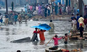 سندھ کے مختلف اضلاع میں طوفانی بارشیں، سڑکیں زیرِ آب اور بجلی معطل سندھ کے مختلف اضلاع میں طوفانی بارشیں، سڑکیں زیرِ آب اور بجلی معطل