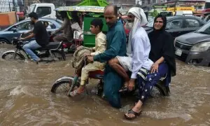 263 ملی میٹر طوفانی بارش سے لاہور ڈوب گیا، سڑکیں اور انڈر پاسز زیرِ آب، ڈیفنس میں کشتیاں چل گئیں