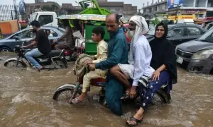 اربوں روپے کا منصوبہ اور یہ حال، لاہور میں بارش کے بعد کئی سوالات اُٹھ گئے