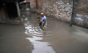 اربوں روپے کا منصوبہ اور یہ حال، لاہور میں بارش کے بعد کئی سوالات اُٹھ گئے