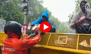 دہلی میں احتجاجی طلبا کے خاموش مددگار