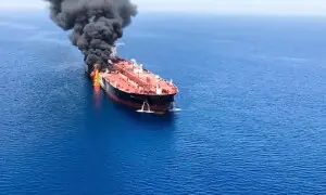 آبنائے ہرمز میں بارودی سرنگ سے ٹکرانے کے بعد آئل ٹینکر دھماکے سے تباہ