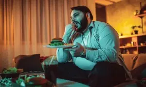 پیٹ بھرا ہونے کے باوجود کچھ کھانے کا دل کیوں کرتا ہے؟