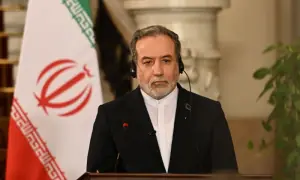 آبنائے ہرمز میں کشیدگی کم کرنے کے لیے عباس عراقچی کا عمان اور سعودی عرب سے رابطہ