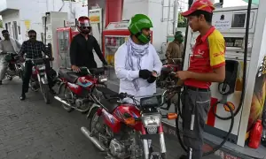 پیٹرول سستا، ڈیزل مہنگا، حکومت نے نئی قیمتوں کا اعلان کر دیا