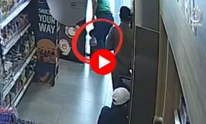 کراچی کا کیفے، کچرے سے گلاس اٹھا کر دوبارہ استعمال