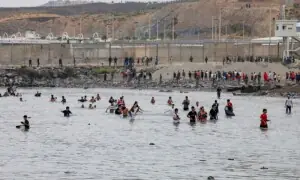 مراکش سے ایک ہی روز میں ہزاروں تارکینِ وطن سرحد عبور کر کے اسپین میں داخل