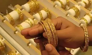 سونا خریدنے والوں کے لیے خوشخبری، فی تولہ قیمت میں حیران کُن کمی سونا خریدنے والوں کے لیے خوشخبری، فی تولہ قیمت میں حیران کُن کمی